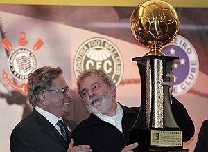 Lula recebe o título de "Torcedor Simbolo do Centenario" no Salão Nobre do Parque São Jorge, em São Paulo