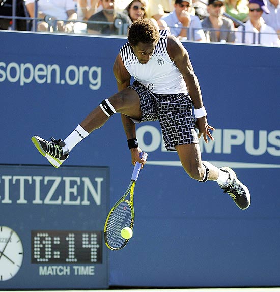 Gael Monfils from France (17) plays against Novak Djokovic from Serbia (3) during their US Open 2010 match at the USTA Billie Jean King National Tennis Center in New York September 8, 2010. AFP PHOTO / TIMOTHY A. CLARY