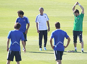 José Mourinho (c) comanda uma sessão de treino com os jogadores do Real Madrid
