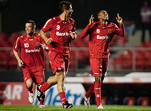 Wilson Matias comemora gol marcado na vitória do Internacional sobre o São Paulo por 3 a 1