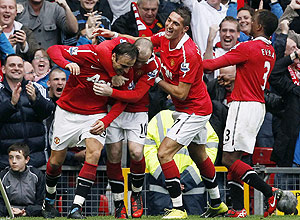 Manchester United's Dimitar Berbatov (L) celebrates with teammates after scoring his third goal during their English Premier League soccer match against Liverpool at Old Trafford in Manchester, northern England, September 19, 2010. REUTERS/Phil Noble (BRITAIN - Tags: SPORT SOCCER IMAGES OF THE DAY) NO ONLINE/INTERNET USAGE WITHOUT A LICENCE FROM THE FOOTBALL DATA CO LTD. FOR LICENCE ENQUIRIES PLEASE TELEPHONE ++44 (0) 207 864 9000