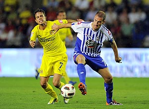 Nilmar (esq.), do Villarreal, disputa bola com jogador do La Corua