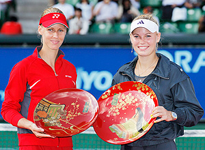 Elena Dementieva e Caroline Wozniacki ( dir.) com os trofus do torneio de Tquio