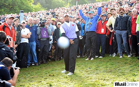 Tiger Woods observa a bola se aproximando do fotgrafo
