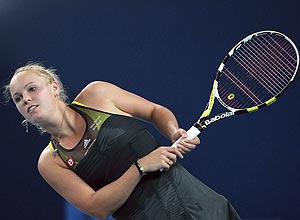 A tenista dinamarquesa Caroline Wozniacki rebate bola contra a italiana Sara Errani