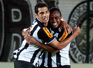 Obina (dir.)  abraado por Diego Souza aps marcar um dos gols na vitria por 2 a 0