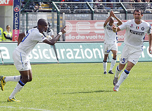 Samuel Eto'o ( esq) comemora o gol da Inter de Milo contra o Cagliari