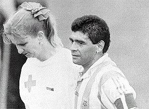 Maradona é acompanhado por enfermeira da Fifa para exame antidoping em 1994