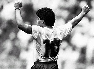 Maradona comemora vitória sobre a Bélgica em 1986