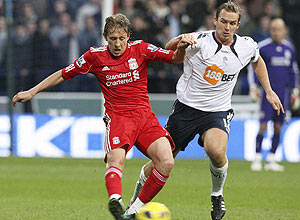 Brasileiro Lucas, do Liverpool, disputa a bola com o atacante Kevin Davies, do Bolton