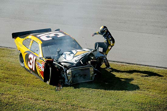 Jeff Burton se afasta do carro aps acidente na prova em Talladega, no Alabama