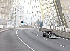 Emerson Fittipaldi pilota a Lotus 72 durante evento da F-1 em So Paulo