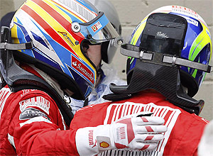 Alonso abraa Massa aps o treino classificatrio