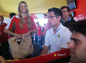 Renata Fan observa namorado no simulador da Ferrari; clique na imagem e veja mais fotos dos bastidores