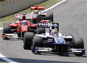 Alonso tenta ultrapassar o alemo Nico Hulkenberg durante o GP Brasil