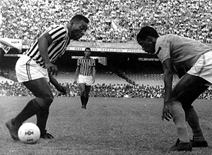 Pelé ante a marcação adversária durante jogo do Santos