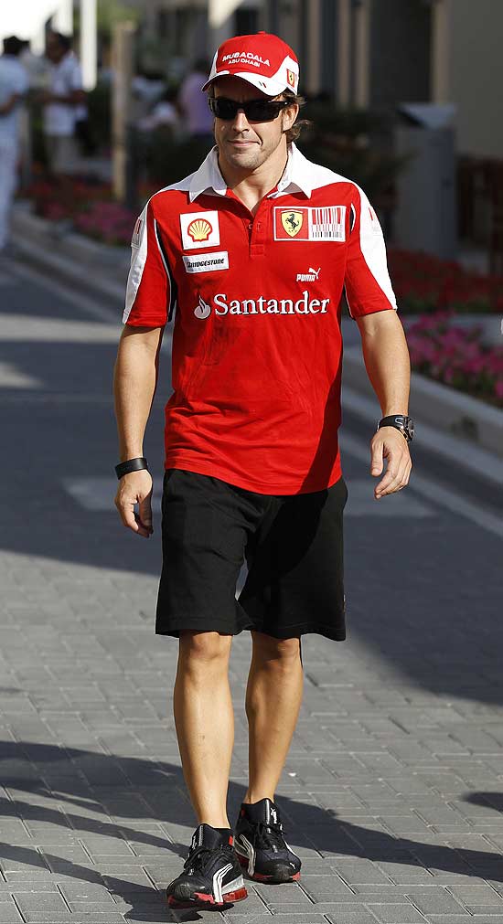 Fernando Alonso chega ao circuito com a com as pernas depiladas