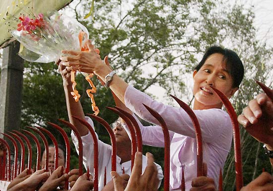Aung San Suu Kyi recebe buqu de flores ao ser libertada de priso domiciliar em Yangun, em Mianmar
