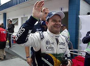 Rubens Barrichello acena para torcedores em Interlago, após conquistar a sexta posição no grid de largada.