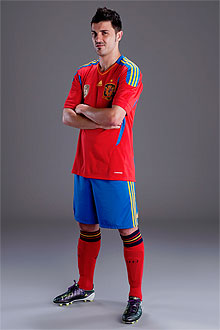 O atacante David Villa posa com a nova camisa da Espanha