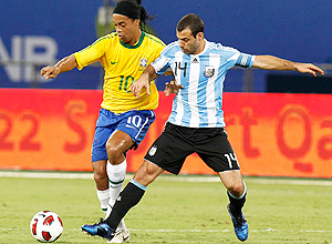 Ronaldinho tenta passar pela marcao de Mascherano