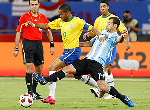 Robinho tenta passar pela marcao argentina; ataque brasileiro passa em branco pela primeira vez
