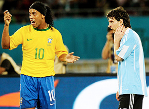 Ronaldinho Gaúcho ao lado de Messi durante amistoso em Doha, no ano passado; clique na imagem e veja galeria