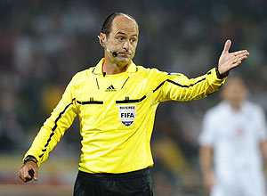 Texto: Futebol - Copa do Mundo, 2010: o juiz brasileiro Carlos Eugênio Simon, em Rustenburg, na África do Sul. *** (FILES) -- A file photo taken on June 12, 2010 shows Brazilian referee Carlos Simon gesturing during a 2010 World Cup football match in Rustenburg. Simon will officiate during the the Group D first round 2010 World Cup football third match Ghana vs. Germany on June 23, 2010 at Soccer City stadium in Johannesburg. NO PUSH TO MOBILE / MOBILE USE SOLELY WITHIN EDITORIAL ARTICLE - AFP PHOTO / PAUL ELLIS