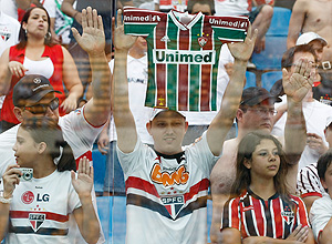 Torcedor do São Paulo leva camisa do Fluminense para a Arena Barueri (Foto: Fabio Braga/Folhapress)