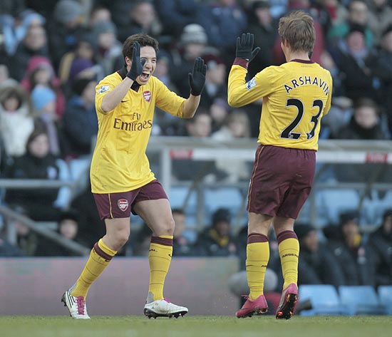 Nasri e Arshavin comemoram o segundo do Arsenal contra o Aston Villa