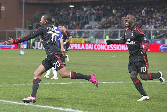 Robinho (esq) e Seedorf comemoram o gol do Milan contra a Sampdoria