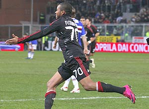 Robinho comemora seu gol no empate contra a Sampdoria
