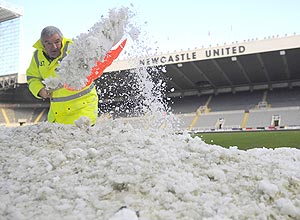 Funcionário limpa a neve do estádio Saint James Park, em Newcastle, antes da partida do time da casa contra o Chelsea