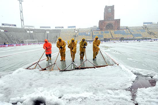 Equipe tenta tirar a neve do estádio Renato Dall'Ara, em Bolonha, região norte da Itália