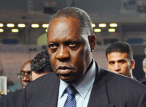 Issa Hayatou est na CAF, como presidente, desde 1988
