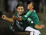 Rafael Moura comemora um dos gols na vitria por 2 a 0 