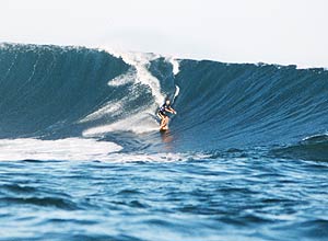 Gustavo Kuerten no Havaí surfando em Tow in, em Avalanche