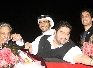 Mohammed bin Hamad Al-Thani (centro, ao fundo no nibus sem cobertura 