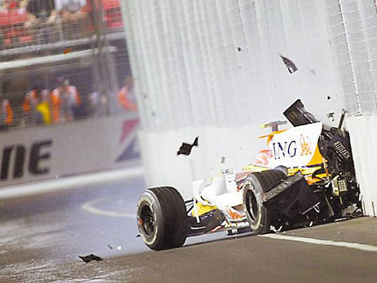 Nelsinho Piquet bate sua Renault durante o GP de Cingapura; clique na imagem e veja galeria de fotos de Nelsinho em 2008