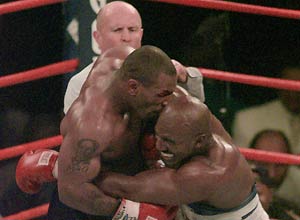  Tyson (esq.) morde a orelha de Holyfield 