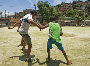 Meninos brincam no campo de futebol dentro da Fazendinha