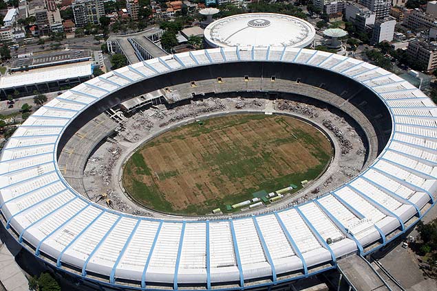 Vista aérea do estádio já em processo de demolição