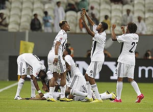 Jogadores do Mazembe comemora gol de Kabangu, o primeiro sobre o Inter, em Abu Dhabi, nos Emirados rabes
