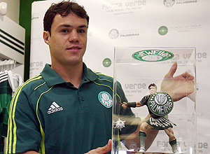 Kleber apresenta a nova linha de bonecos miniaturas de jogadores do Palmeiras
