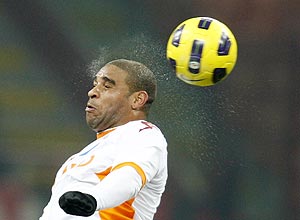 Adriano salta durante a partida contra o Milan
