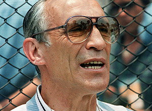 ORG XMIT: MAS (FILES) This file photo taken on May 25, 1986 shows Italian national soccer team coach Enzo Bearzot watching a training session against a Guatemalan selection in Mexico City. Italian media said on December 21, 2010 that Italy's World-Cup winning coach Bearzot died in Milan after long illness. He was 83. AFP PHOTO/RUBEN RUIZ