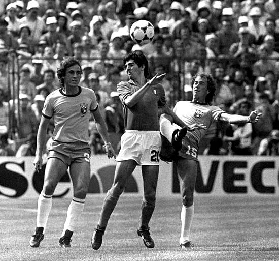 Paolo Rossi domina bola entre Oscar e Falco (15), no Sarri, pela Copa da Espanha, em 1982
