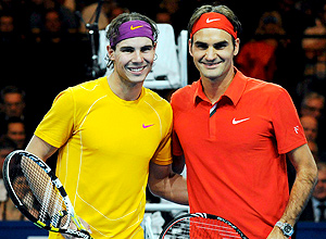 ZUR150.ZURICH (SUIZA).21/12/2010.-El tenista espaol Rafael Nadal (i) y el suizo Roger Federer (d) posan antes de disputar el 