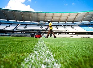 Funcionário trata o gramado do estádio do Castelão de Fortaleza