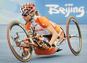 Nos Jogos de Pequim, em 2008, Monique compete no handcycle, prova que foi medalha de prata